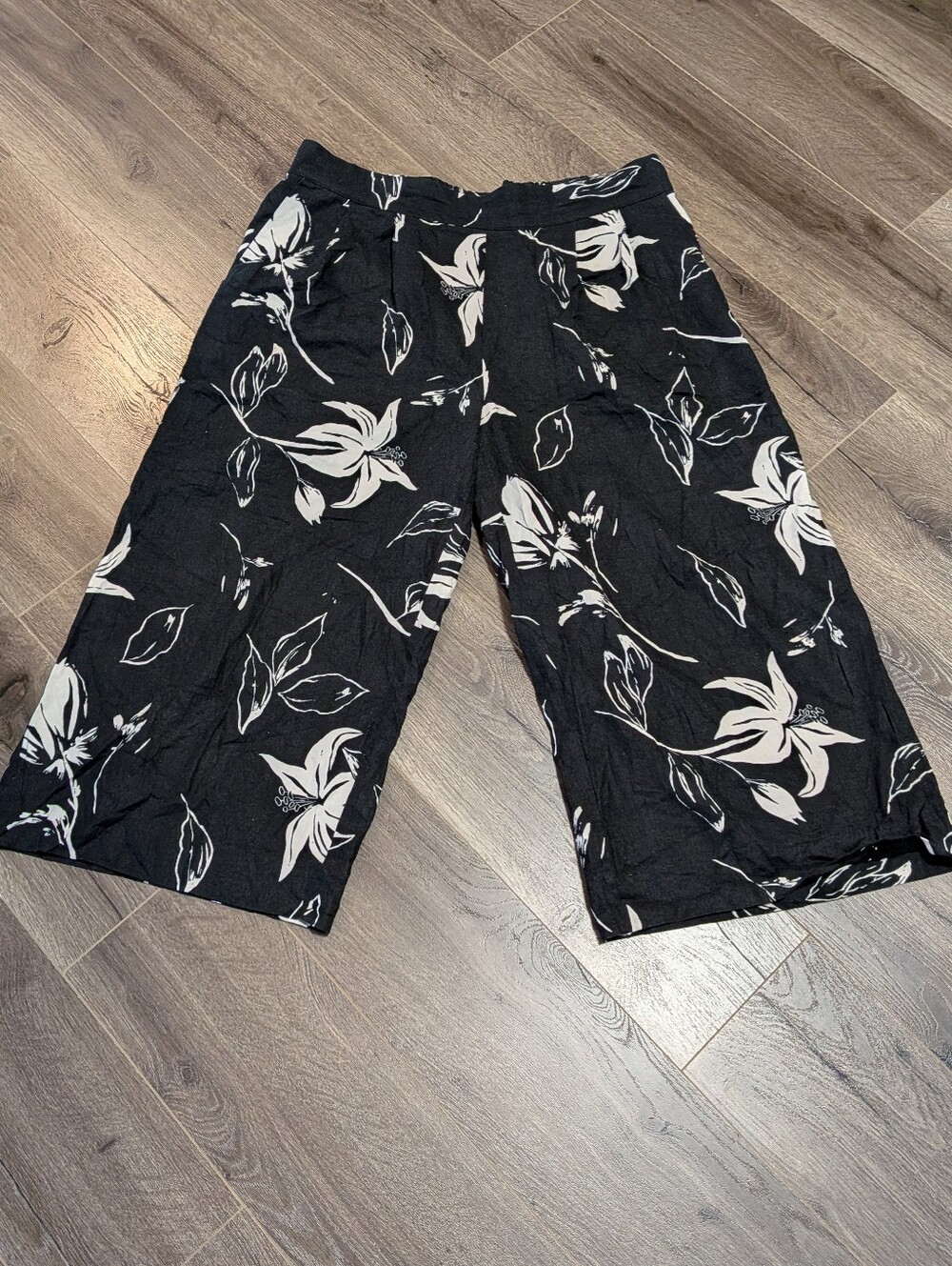 Ophelia Roe. Black Wide-Leg Floral Culottes with White Floral Blooms. XL. GUC.